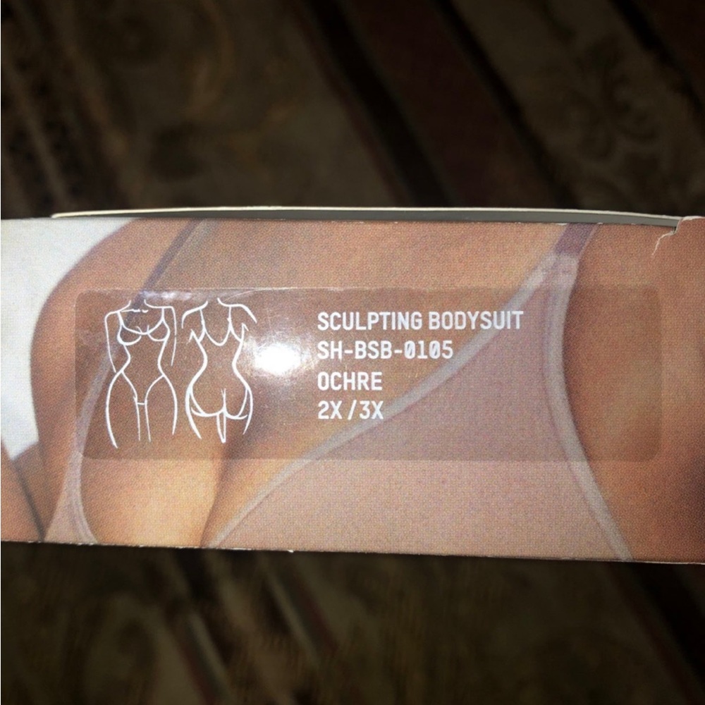 SKIMS sculpting bodysuit - Picture 4 of 4